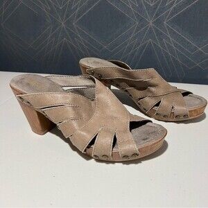White Mountain leather clogs sandals